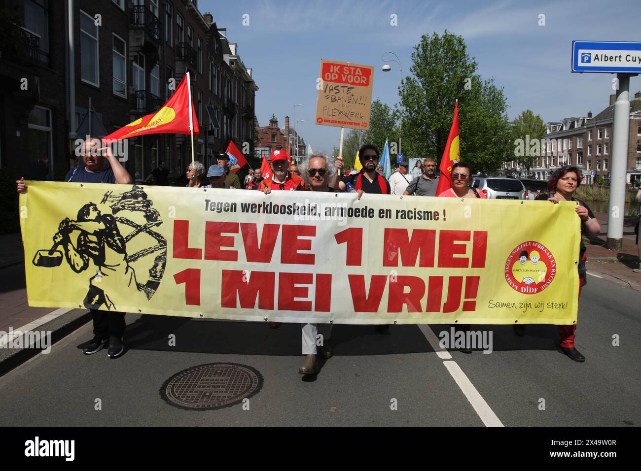 Les travailleurs et sympathisants de l'organisation syndicale néerlandaise tiennent une bannière pour participer aux manifestations le 1er mai 2024 à Amsterdam, pays-Bas. Annuel néerlandais Banque D'Images