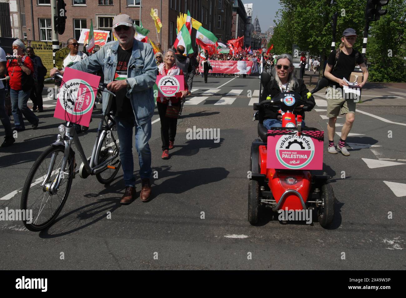 Des partisans pro-palestiniens participent aux manifestations le 1er mai 2024 à Amsterdam, aux pays-Bas. Manifestation annuelle néerlandaise du 1er mai organisée par le syndicat Banque D'Images