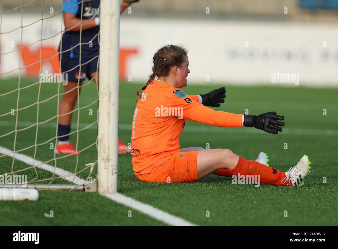 Velsen Zuid, pays-Bas. 01 mai 2024. VELSEN-ZUID, PAYS-BAS - 1er MAI : déception Kelly Steen gardienne de Telstar lors du match Néerlandais Azerion Women's Eredivisie entre Telstar et AZ Alkmaar au 711 Stadion le 1er mai 2024 à Velsen-Zuid, pays-Bas. (Photo de Gerard Spaans/Orange Pictures) crédit : Orange pics BV/Alamy Live News Banque D'Images