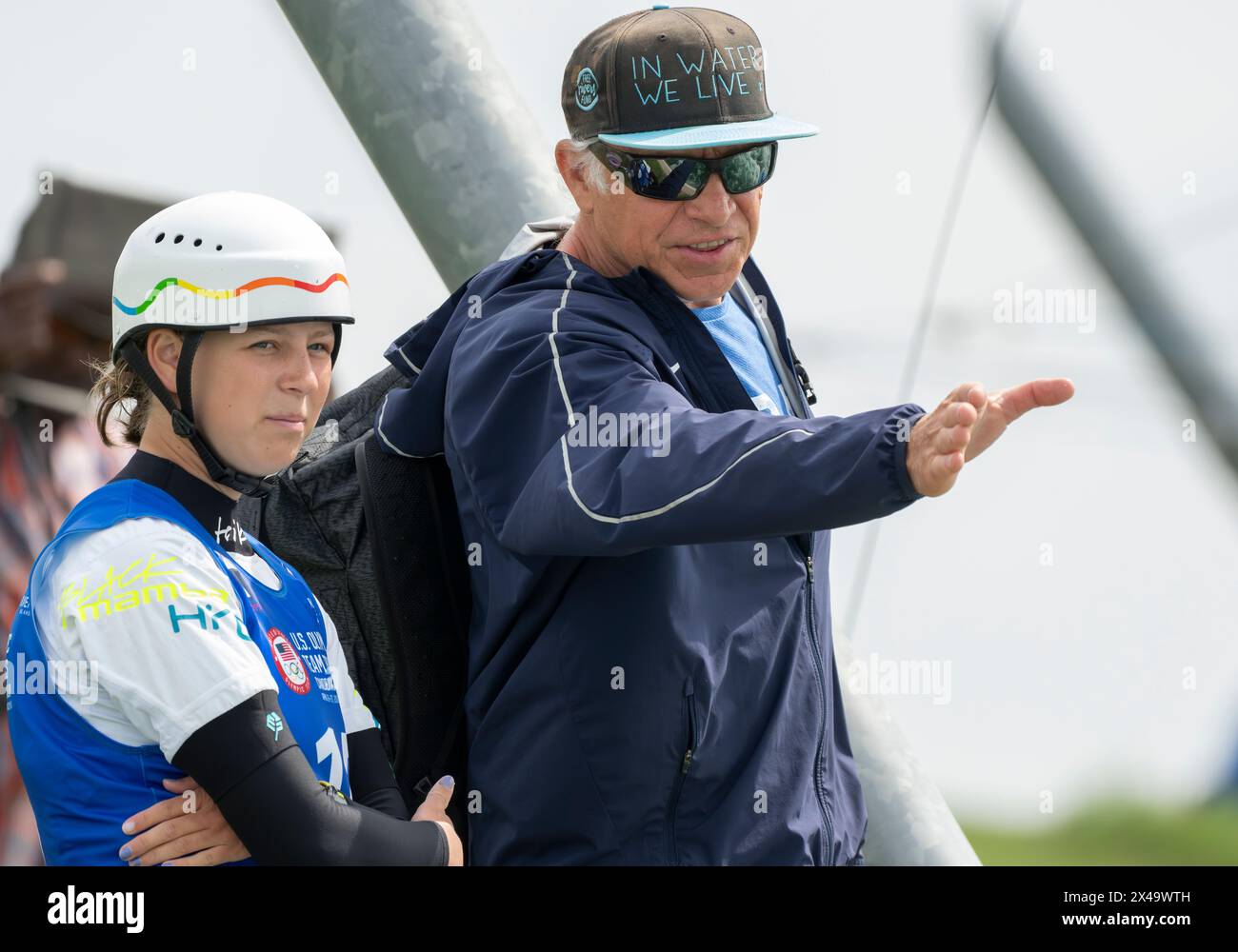 26 avril 2024 : Isabell Altman (15 ans) discutant avec son entraîneur durant les essais olympiques de kayak par équipe pour femmes aux États-Unis à Riversport à Oklahoma City, OK. Banque D'Images