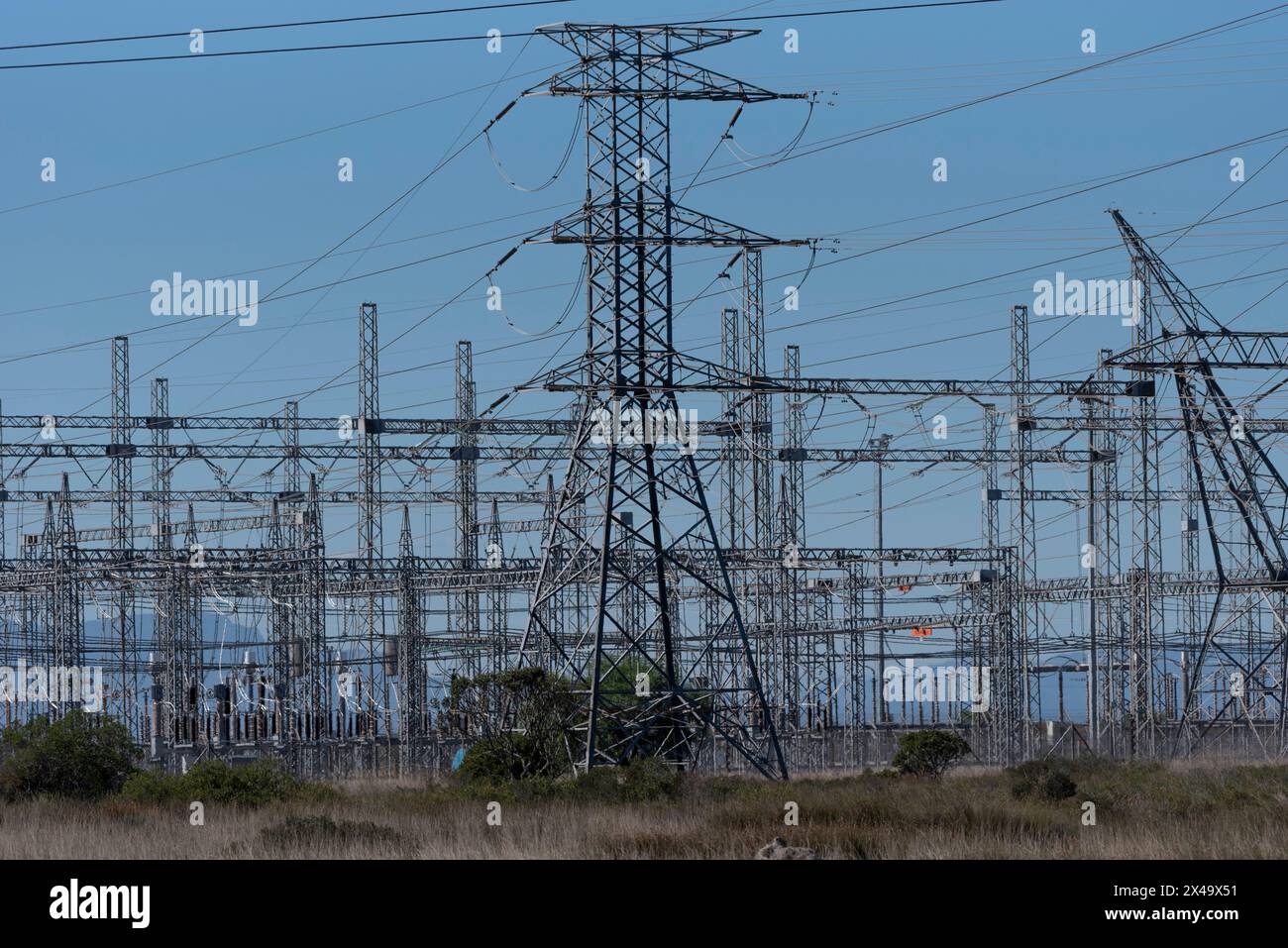 Hopefield, Western Cape, Afrique du Sud. 16. 04. 2024. Lignes électriques alimentant le réseau électrique national en Afrique du Sud. Banque D'Images