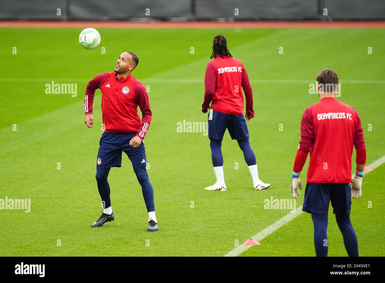 Youssef El Arabi de l'Olympiacos (à gauche) lors d'un entraînement à Villa Park, Birmingham. Date de la photo : mercredi 1er mai 2024. Banque D'Images