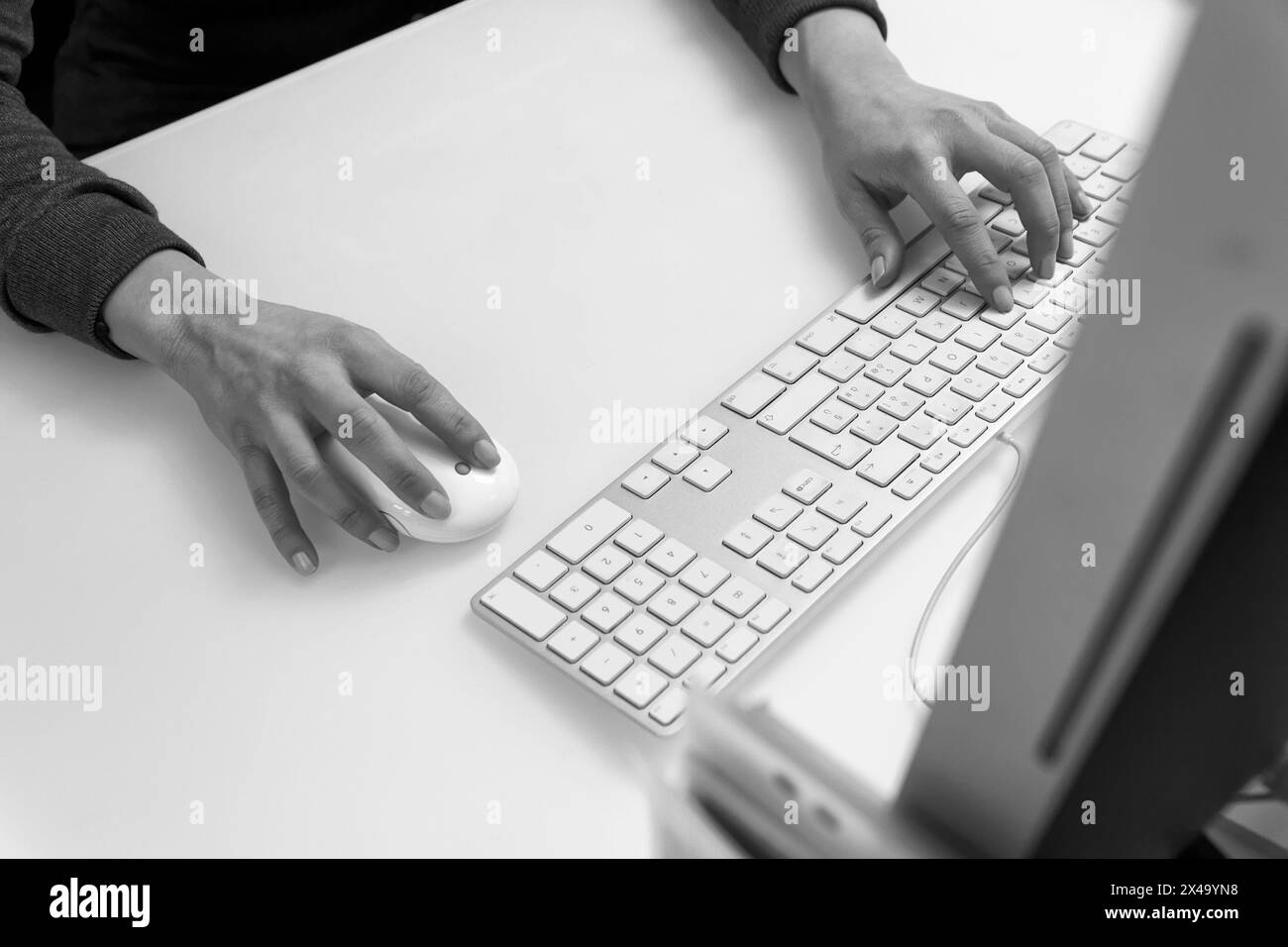 Italie, mains féminines sur une souris et un clavier d'ordinateur Banque D'Images