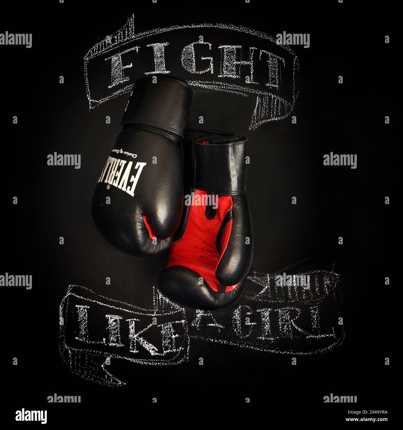 Gants de boxe noirs avec « Fight Like a Girl » Chalk Art Banque D'Images