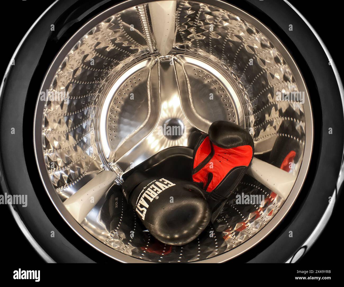 Gants de boxe dans un tambour de machine à laver Banque D'Images