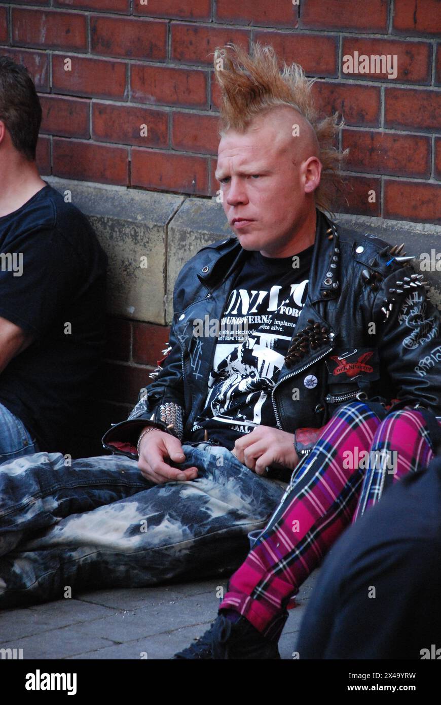 Punk rocker assis sur le sol. Festival de la rébellion. 07 août 2009 Banque D'Images