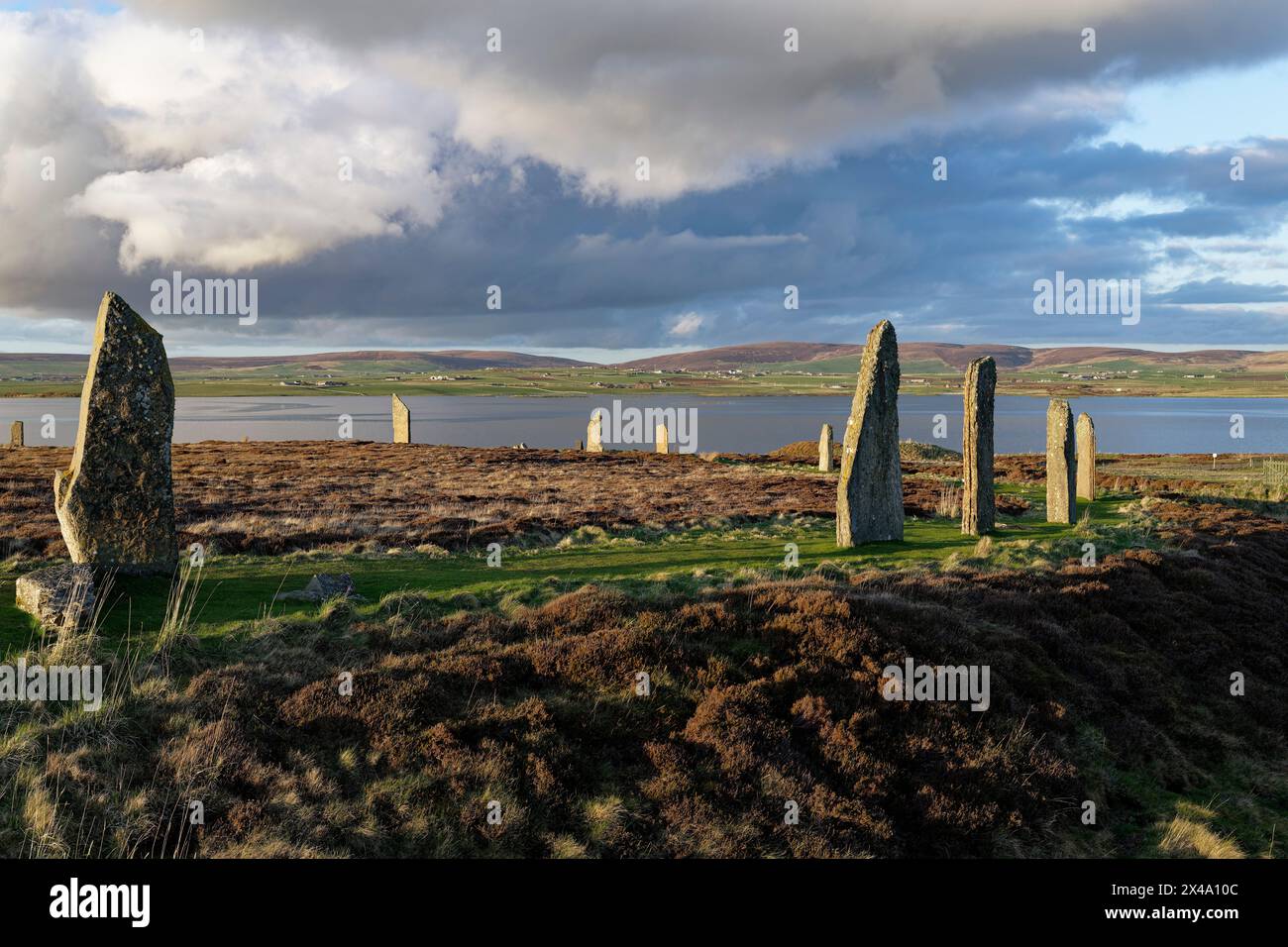 L'anneau de Brodgar est un énorme cercle de pierre néolithique situé dans un vaste paysage sur le Ness de Brodgar près de Stromness dans les Orcades Banque D'Images