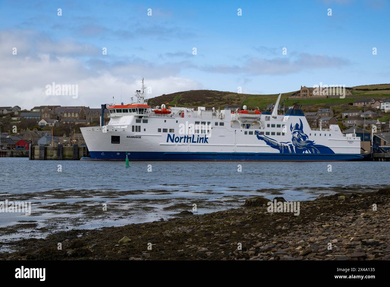 NorthLink Ferries voiture et passager Ferry Hamnavoe amarré à Stromness le petit port sur le côté ouest du continent Orcades Nord de l'Écosse Banque D'Images