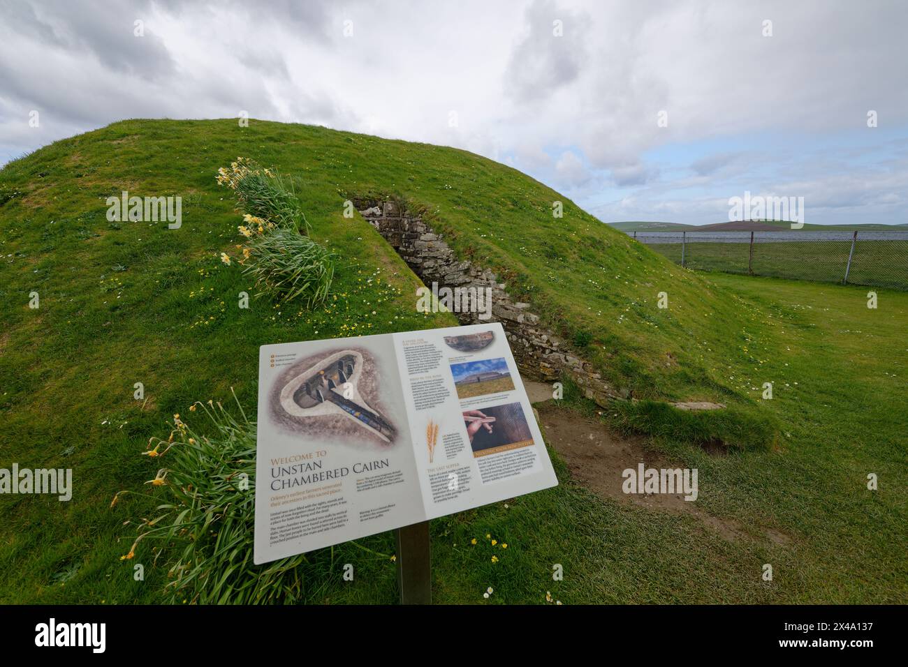 Unstan Chambered Cairn est une chambre funéraire néolithique vieille de 5000 ans trouvée sur les rives du Loch Stenness près de Stromness sur le continent des Orcades. Banque D'Images