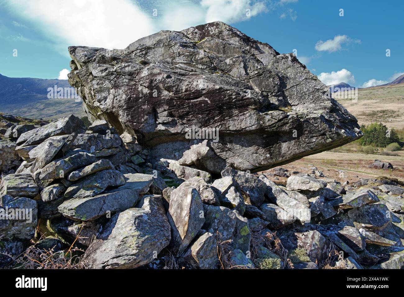 Ce rocher géant et précaire se trouve dans la vallée de Nant y Benglog à Snowdonia. Il a dû rouler très doucement dans cette position. Banque D'Images