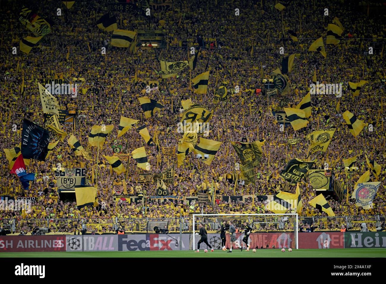 Les fans du Borussia Dortmund brandissent les drapeaux de la BVB dans le stade avant la demi-finale de la Ligue des champions de l'UEFA, match de première manche au signal Iduna Park, Dortmund. Date de la photo : mercredi 1er mai 2024. Banque D'Images