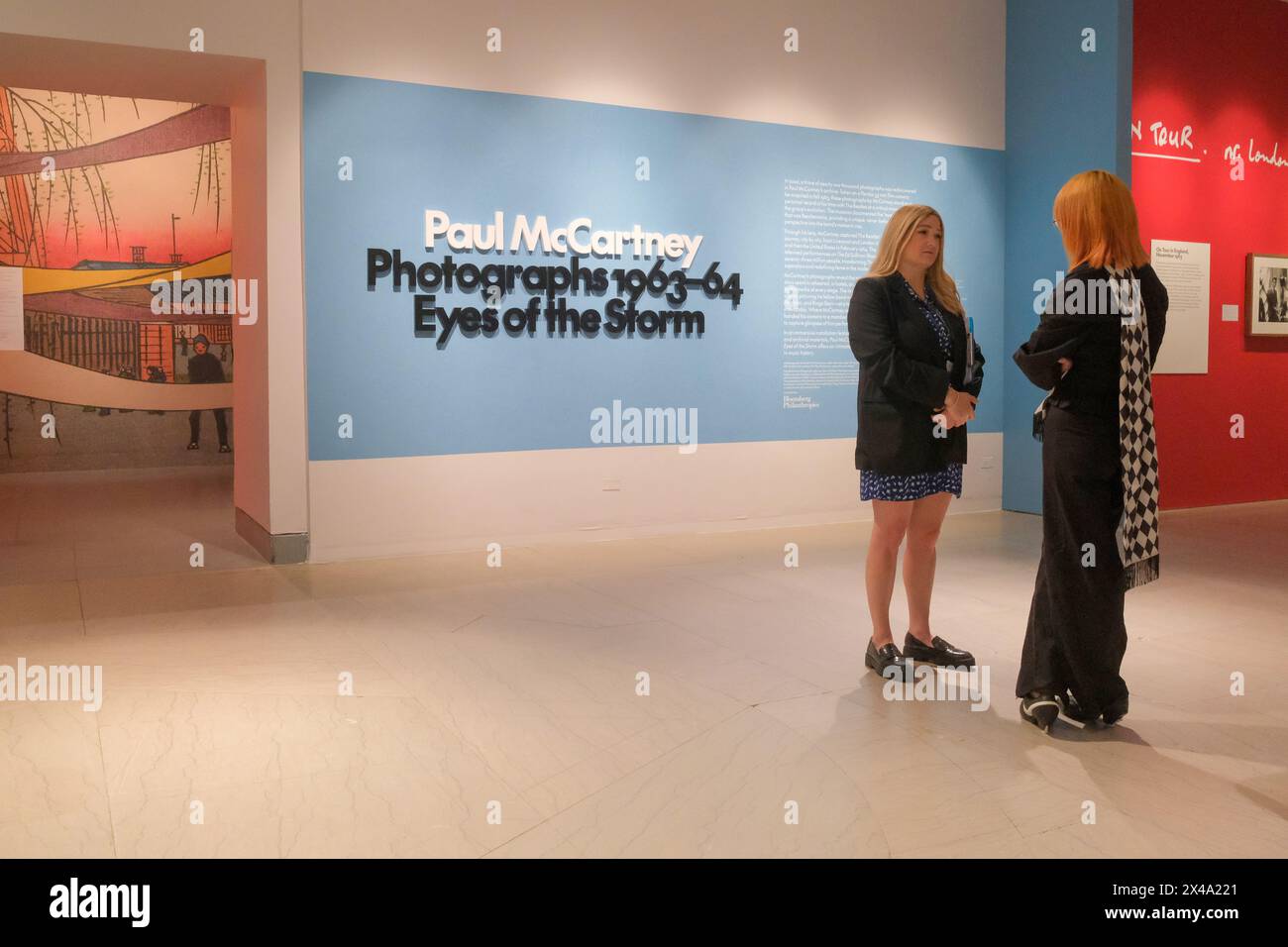 New York, New York, États-Unis. 1er mai 2024. Paul McCartney en tant que photographe capturant les Beatles avec son appareil photo Pentax au Brooklyn Museum photographie 1963-1964 Eyes of the Storm. Capturant la frénésie des Fab four de leur premier tour aux États-Unis à la détente à Miami, les plus de 250 tirages d'archives redécouverts récemment bourdonneront le souffle de l'intimité et de l'électricité de Beatlemania. Avec des vidéos et des artefacts vintage de l'époque, l'album familial unique de McCartney donne vie au tourbillon intense de l'époque. (Crédit image : © Milo Hess/ZUMA Press Wire) USAGE ÉDITORIAL SEULEMENT! Non destiné à UN USAGE commercial ! Banque D'Images