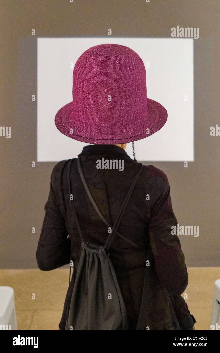 New York, New York, États-Unis. 1er mai 2024. Paul McCartney en tant que photographe capturant les Beatles avec son appareil photo Pentax au Brooklyn Museum photographie 1963-1964 Eyes of the Storm. Capturant la frénésie des Fab four de leur premier tour aux États-Unis à la détente à Miami, les plus de 250 tirages d'archives redécouverts récemment bourdonneront le souffle de l'intimité et de l'électricité de Beatlemania. Avec des vidéos et des artefacts vintage de l'époque, l'album familial unique de McCartney donne vie au tourbillon intense de l'époque. (Crédit image : © Milo Hess/ZUMA Press Wire) USAGE ÉDITORIAL SEULEMENT! Non destiné à UN USAGE commercial ! Banque D'Images