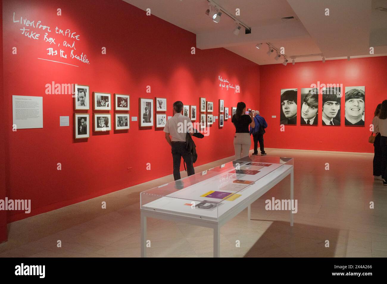 New York, New York, États-Unis. 1er mai 2024. Paul McCartney en tant que photographe capturant les Beatles avec son appareil photo Pentax au Brooklyn Museum photographie 1963-1964 Eyes of the Storm. Capturant la frénésie des Fab four de leur premier tour aux États-Unis à la détente à Miami, les plus de 250 tirages d'archives redécouverts récemment bourdonneront le souffle de l'intimité et de l'électricité de Beatlemania. Avec des vidéos et des artefacts vintage de l'époque, l'album familial unique de McCartney donne vie au tourbillon intense de l'époque. (Crédit image : © Milo Hess/ZUMA Press Wire) USAGE ÉDITORIAL SEULEMENT! Non destiné à UN USAGE commercial ! Banque D'Images