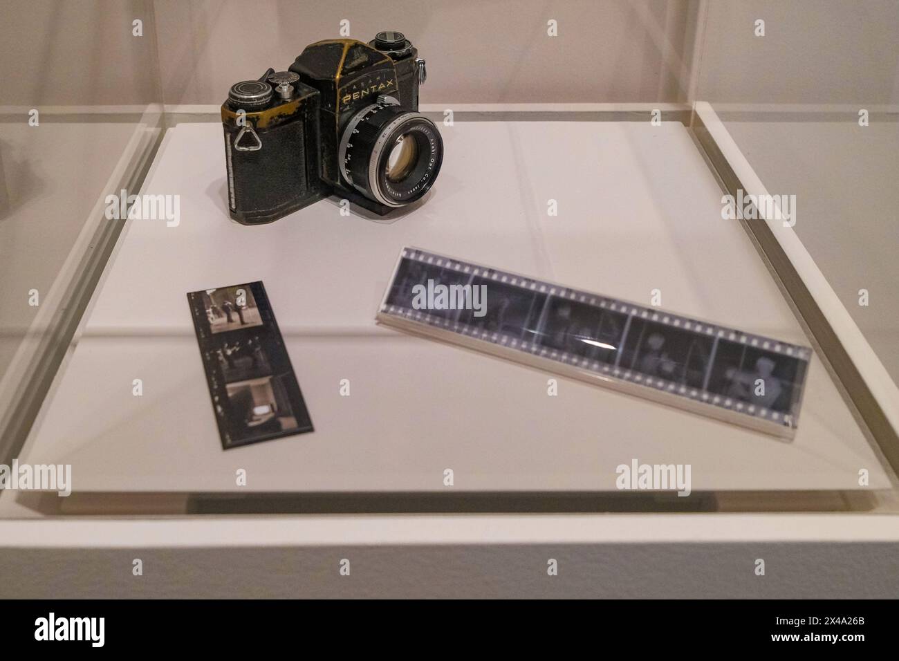 New York, New York, États-Unis. 1er mai 2024. Paul McCartney en tant que photographe capturant les Beatles avec son appareil photo Pentax au Brooklyn Museum photographie 1963-1964 Eyes of the Storm. Capturant la frénésie des Fab four de leur premier tour aux États-Unis à la détente à Miami, les plus de 250 tirages d'archives redécouverts récemment bourdonneront le souffle de l'intimité et de l'électricité de Beatlemania. Avec des vidéos et des artefacts vintage de l'époque, l'album familial unique de McCartney donne vie au tourbillon intense de l'époque. (Crédit image : © Milo Hess/ZUMA Press Wire) USAGE ÉDITORIAL SEULEMENT! Non destiné à UN USAGE commercial ! Banque D'Images