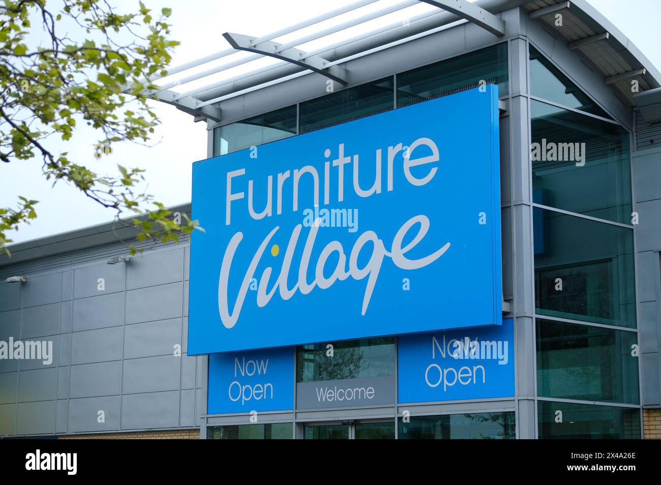 LONDRES - 23 AVRIL 2024 : Furniture Village Staples Corner Retail Park dans la NW2, au nord-ouest de Londres Banque D'Images