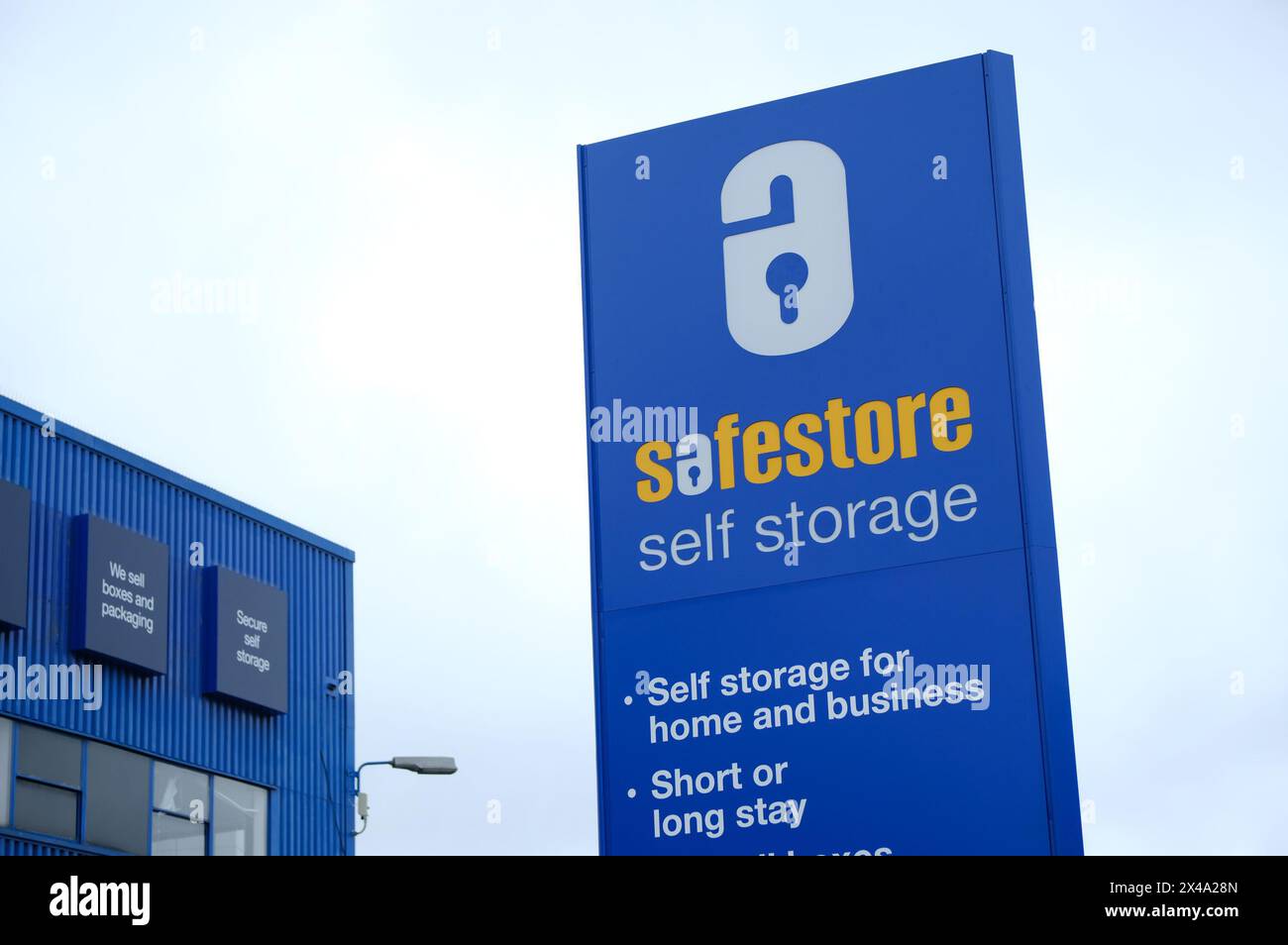 LONDRES - 23 AVRIL 2024 : stockage en libre-service Safestore sur le Staples Corner Business Park - NW2 Banque D'Images