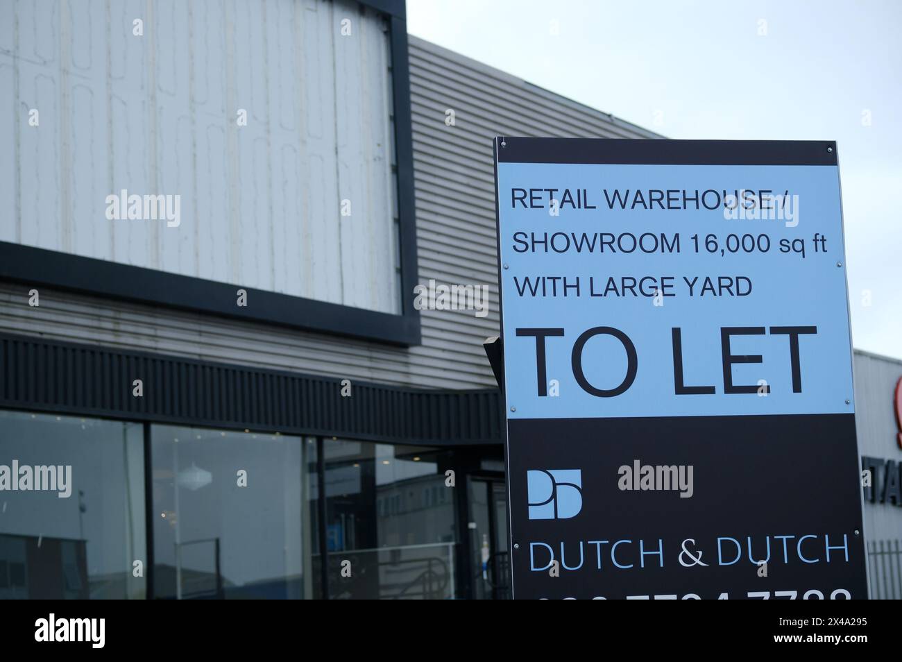 LONDRES- 23 AVRIL 2024 : entrepôt industriel à louer dans le site industriel à côté de Londres Nord Banque D'Images