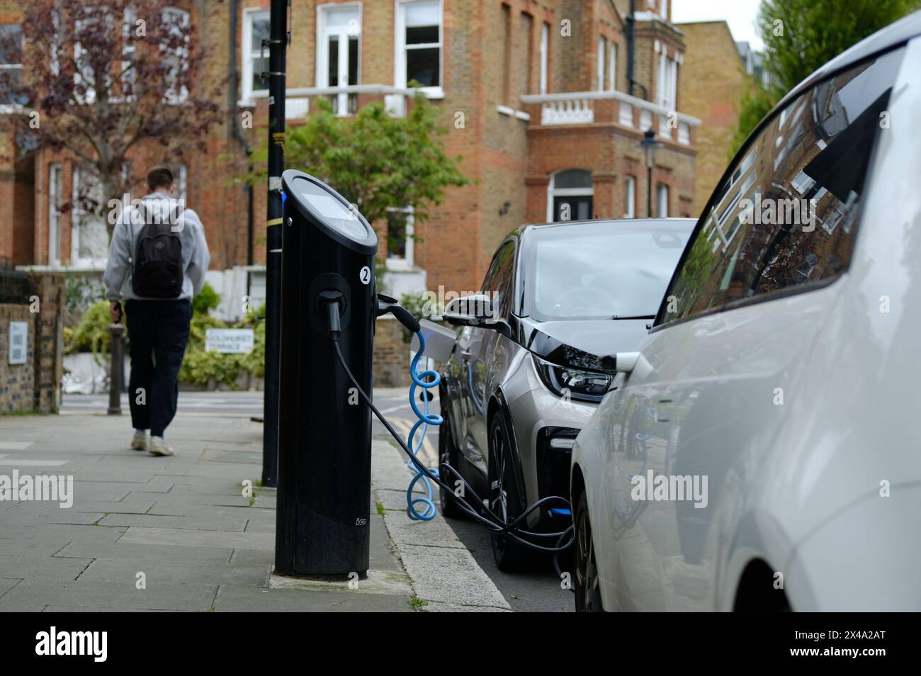 LONDRES- 24 AVRIL 2024 : voiture électrique branchée et changeant dans la rue urbaine Banque D'Images