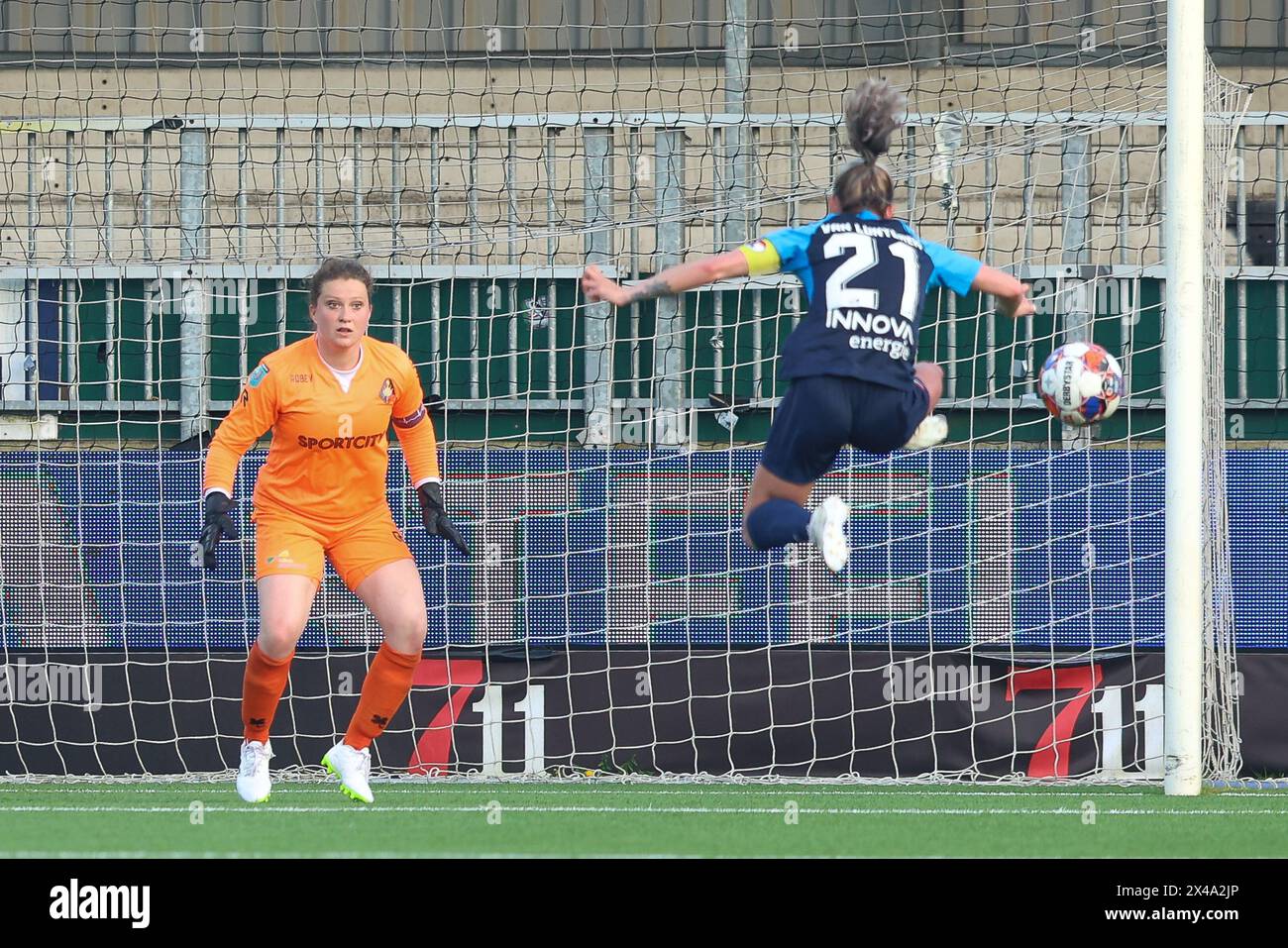 Velsen Zuid, pays-Bas. 01 mai 2024. VELSEN-ZUID, PAYS-BAS - 1er MAI : Desiree van Lunteren aanvoerder d'AZ, Kelly Steen gardienne de Telstar lors du match Néerlandais Azerion Women's Eredivisie entre Telstar et AZ Alkmaar au 711 Stadion le 1er mai 2024 à Velsen-Zuid, pays-Bas. (Photo de Gerard Spaans/Orange Pictures) crédit : Orange pics BV/Alamy Live News Banque D'Images