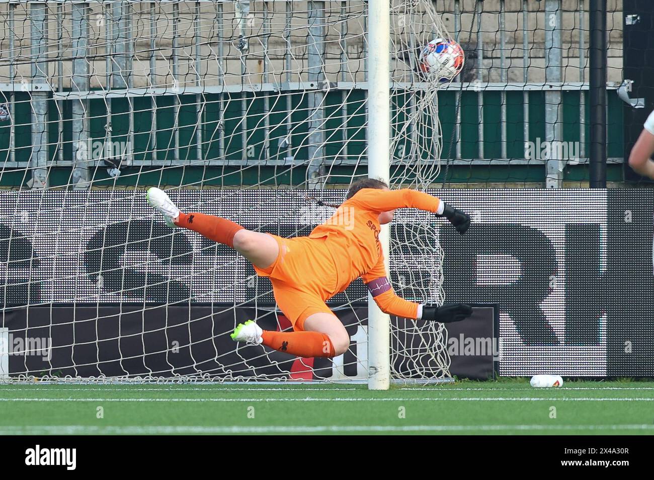Velsen Zuid, pays-Bas. 01 mai 2024. VELSEN-ZUID, PAYS-BAS - 1er MAI : but de l'AZ Kelly Steen gardienne de Telstar lors du match Néerlandais Azerion Women's Eredivisie entre Telstar et l'AZ Alkmaar au 711 Stadion le 1er mai 2024 à Velsen-Zuid, pays-Bas. (Photo de Gerard Spaans/Orange Pictures) crédit : Orange pics BV/Alamy Live News Banque D'Images
