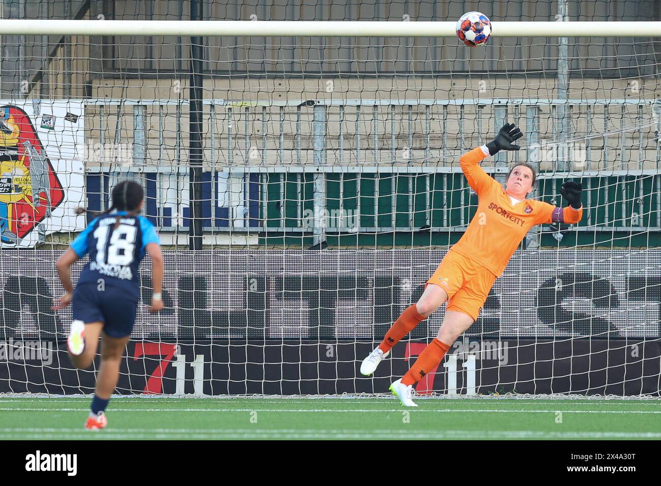 Velsen Zuid, pays-Bas. 01 mai 2024. VELSEN-ZUID, PAYS-BAS - 1er MAI : but de l'AZ Kelly Steen gardienne de Telstar lors du match Néerlandais Azerion Women's Eredivisie entre Telstar et l'AZ Alkmaar au 711 Stadion le 1er mai 2024 à Velsen-Zuid, pays-Bas. (Photo de Gerard Spaans/Orange Pictures) crédit : Orange pics BV/Alamy Live News Banque D'Images