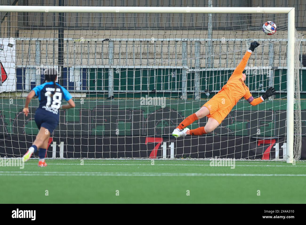 Velsen Zuid, pays-Bas. 01 mai 2024. VELSEN-ZUID, PAYS-BAS - 1er MAI : but de l'AZ Kelly Steen gardienne de Telstar lors du match Néerlandais Azerion Women's Eredivisie entre Telstar et l'AZ Alkmaar au 711 Stadion le 1er mai 2024 à Velsen-Zuid, pays-Bas. (Photo de Gerard Spaans/Orange Pictures) crédit : Orange pics BV/Alamy Live News Banque D'Images