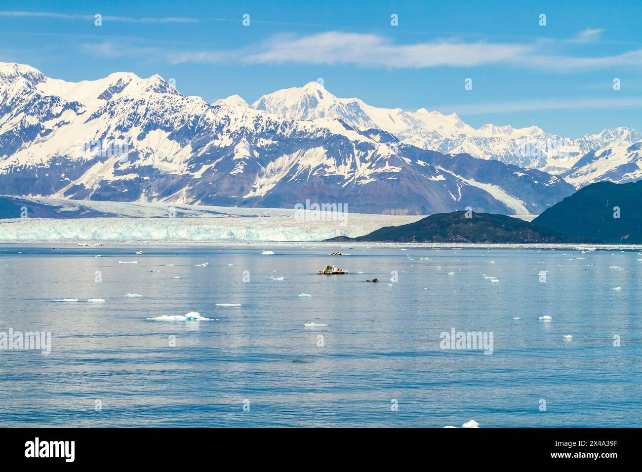 Approche du glacier Hubbard dans la baie de Disenchanment, Alaska, avec le glacier Valerie à gauche au loin. Banque D'Images