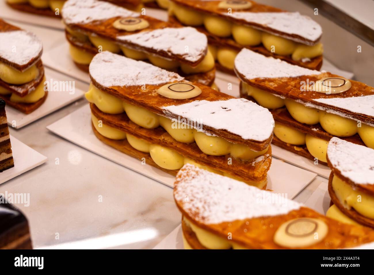 Portion de gâteau mille-feuilles français, tranche de vanille ou de crème anglaise, pâte feuilletée Napoléon superposée à la crème pâtissière en boulangerie Banque D'Images
