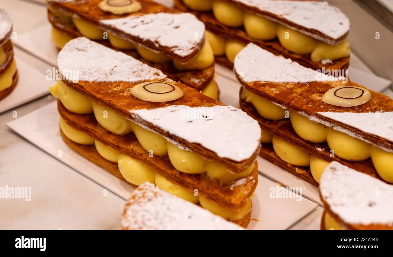 Portion de gâteau mille-feuilles français, tranche de vanille ou de crème anglaise, pâte feuilletée Napoléon superposée à la crème pâtissière en boulangerie Banque D'Images