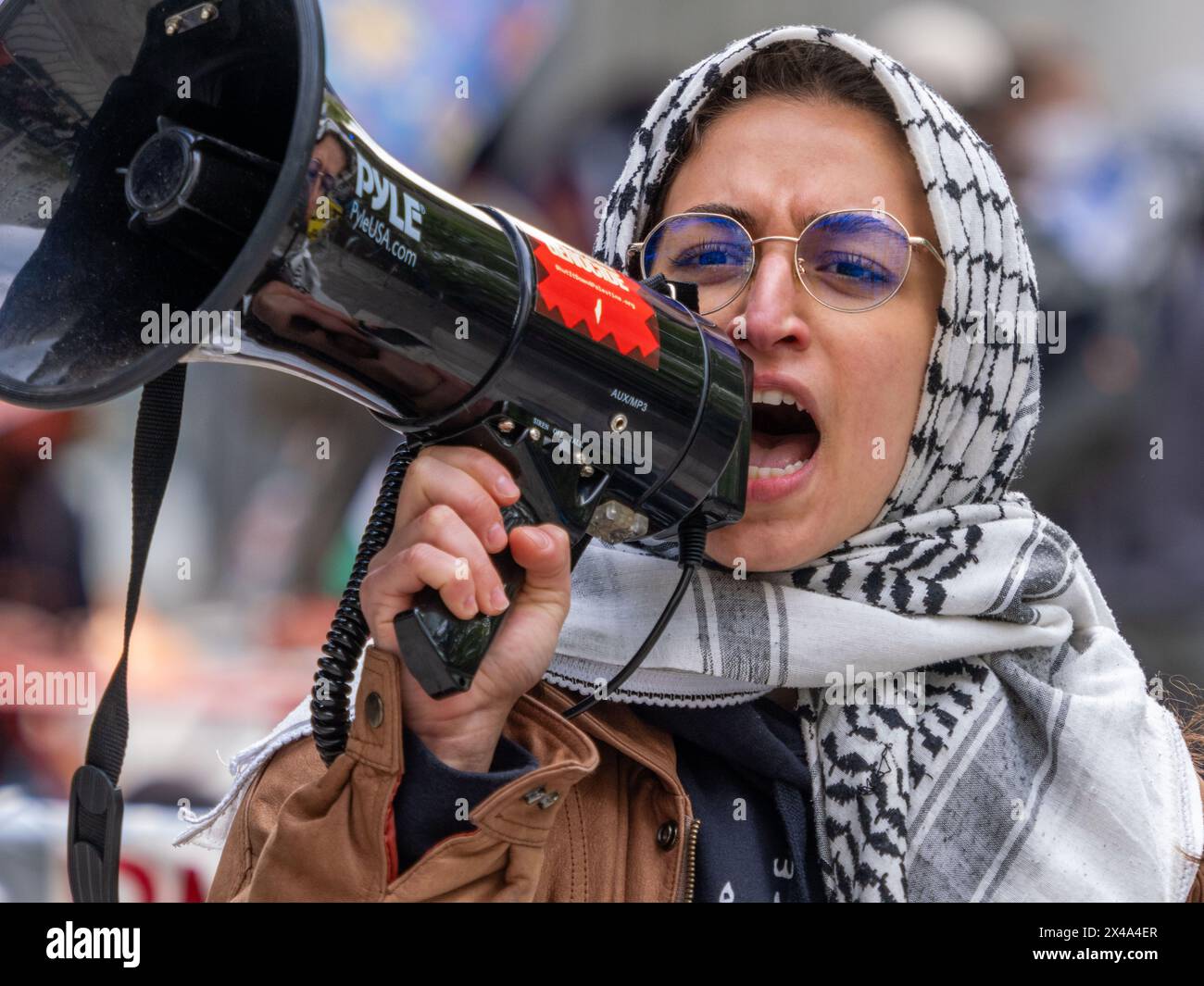 New York, New York, États-Unis. 30 avril 2024. L'activiste étudiant de NYU s'adresse à la foule croissante en exprimant leurs préoccupations et en demandant le désinvestissement de l'administration de NYU. Vers midi aujourd'hui, un groupe de manifestants pro-palestiniens s'est rassemblé autour du campement de l'Université de New York où ils se sont brièvement rassemblés. De là, une marche a commencé à tous les campements de la ville de New York, elle est passée par la New School, le Fashion Institute of Technology (FIT) continuant à l'Université Columbia et à la CUNY. (Crédit image : © Carlos Chiossone/ZUMA Press Wire) USAGE ÉDITORIAL SEULEMENT! Non destiné à UN USAGE commercial ! Banque D'Images