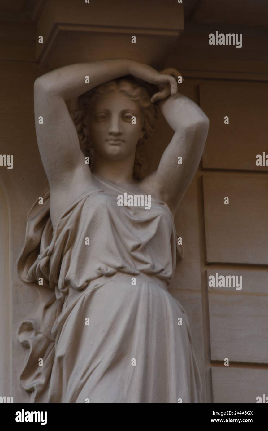 Sculpture d'une femme devant un immeuble à Paris 9 Banque D'Images