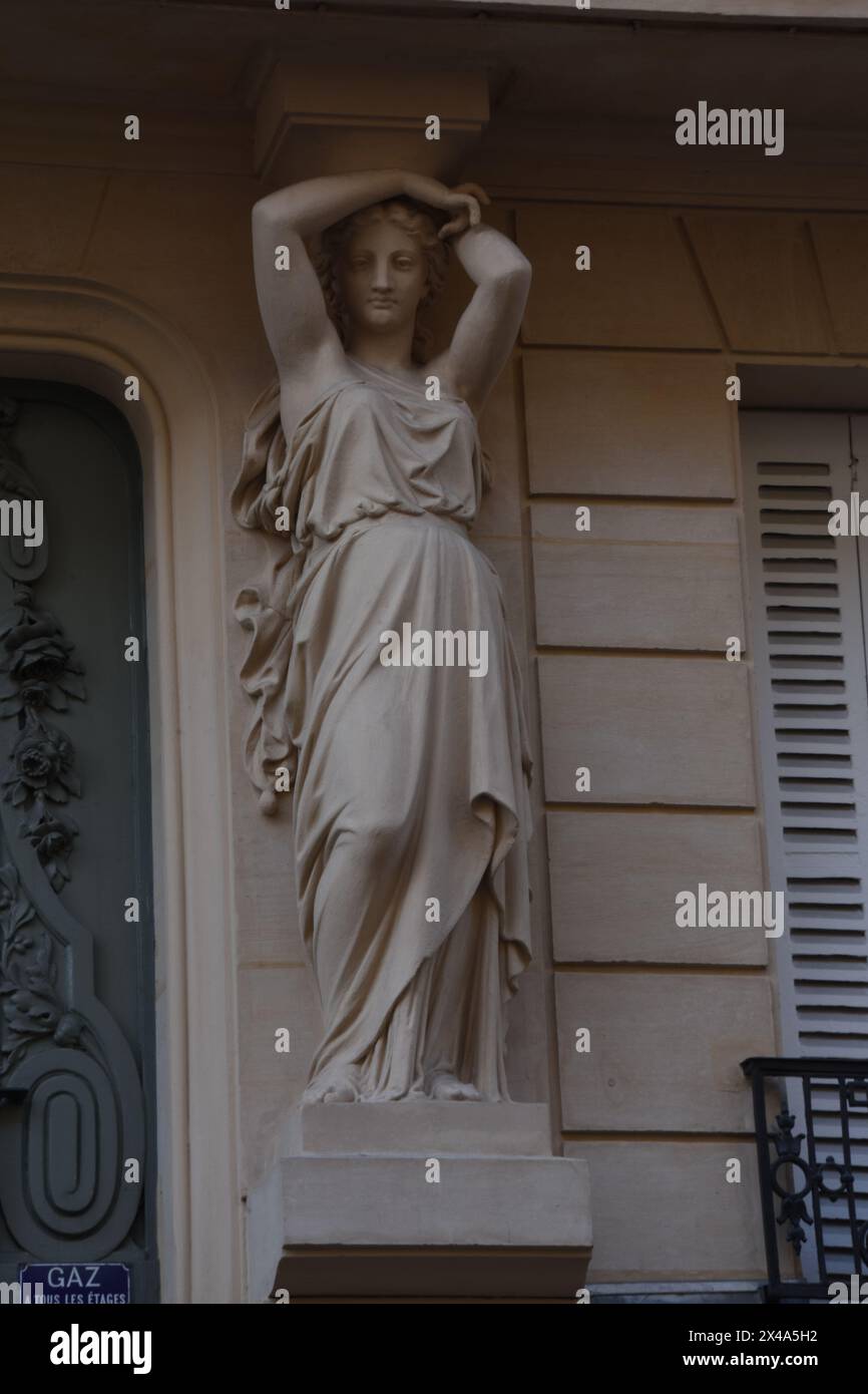 Sculpture d'une femme devant un immeuble à Paris 9 Banque D'Images