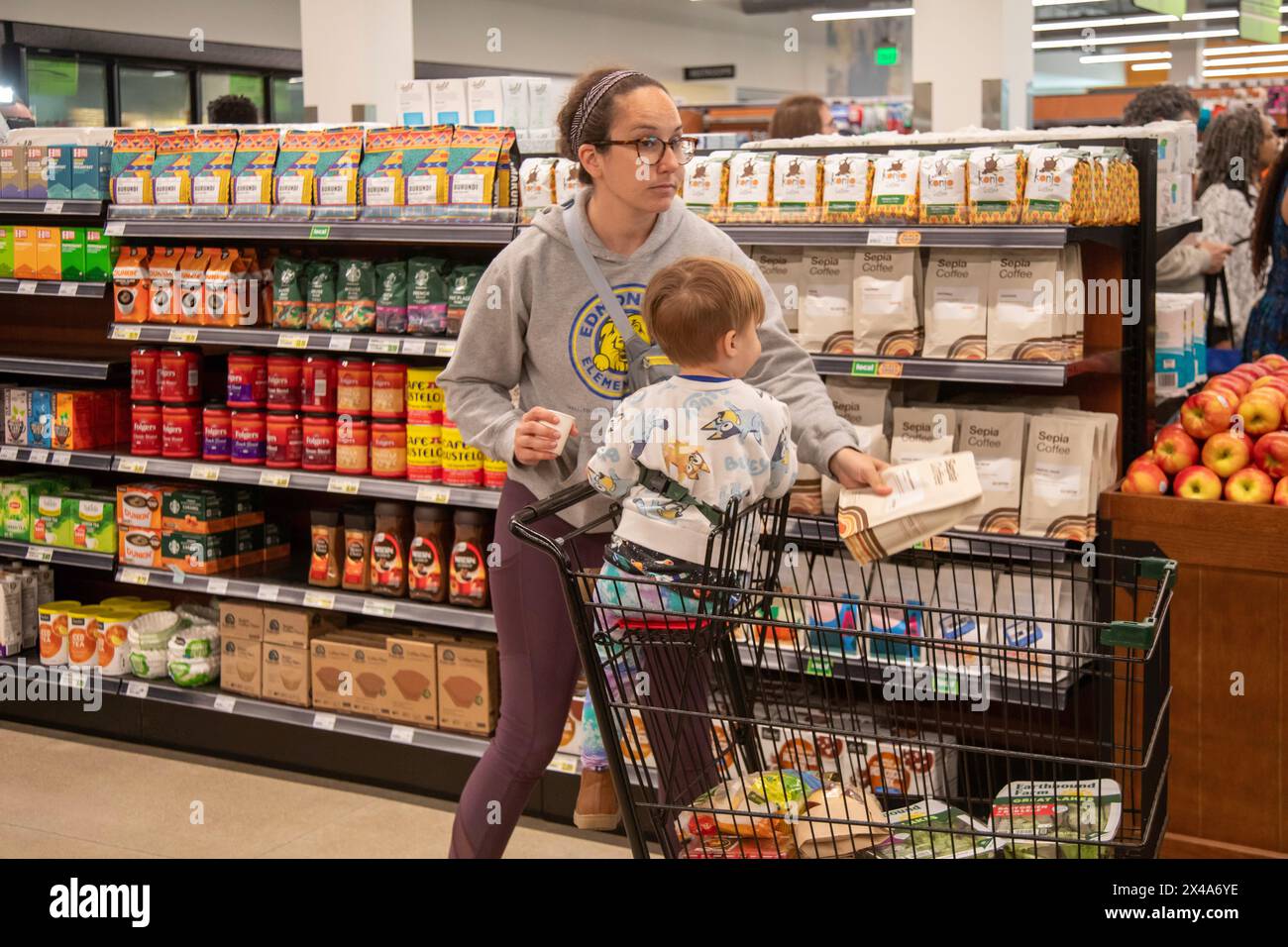 Detroit, Michigan, États-Unis. 1er mai 2024. Les acheteurs d'épicerie ont emballé la Detroit People's Food Co-Op le jour de son ouverture. Le magasin est dirigé par des Noirs et appartient à la communauté. Son but est d'accroître la disponibilité d'aliments sains pour les résidents de Détroit. Crédit : Jim West/Alamy Live News Banque D'Images
