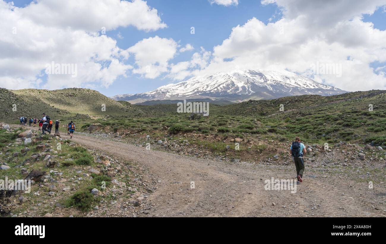 Randonneurs marchant vers le camp de base avec sommet de montagne enneigé en toile de fond, le mont Ararat en Turquie. Banque D'Images