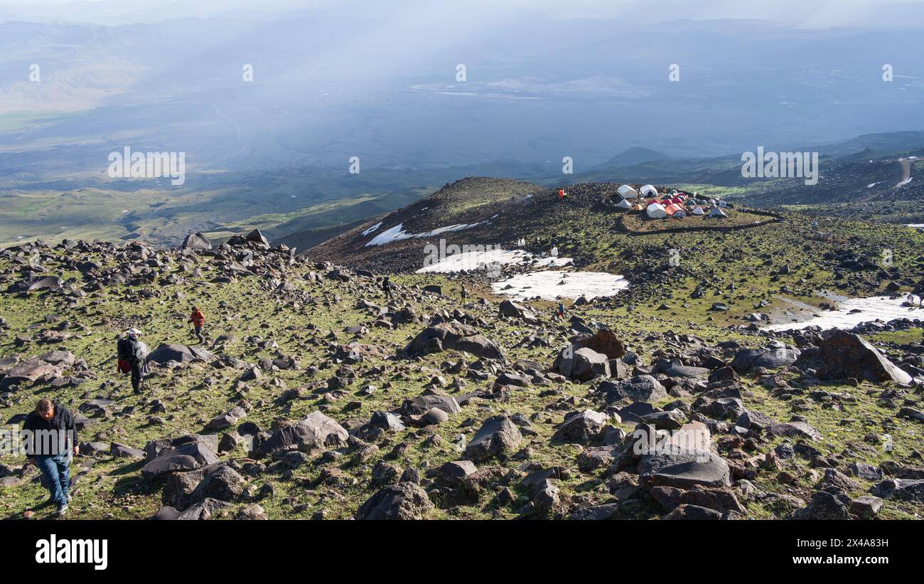 Les randonneurs quittent leur camp dans un paysage alpin, le mont Ararat en Turquie. Banque D'Images