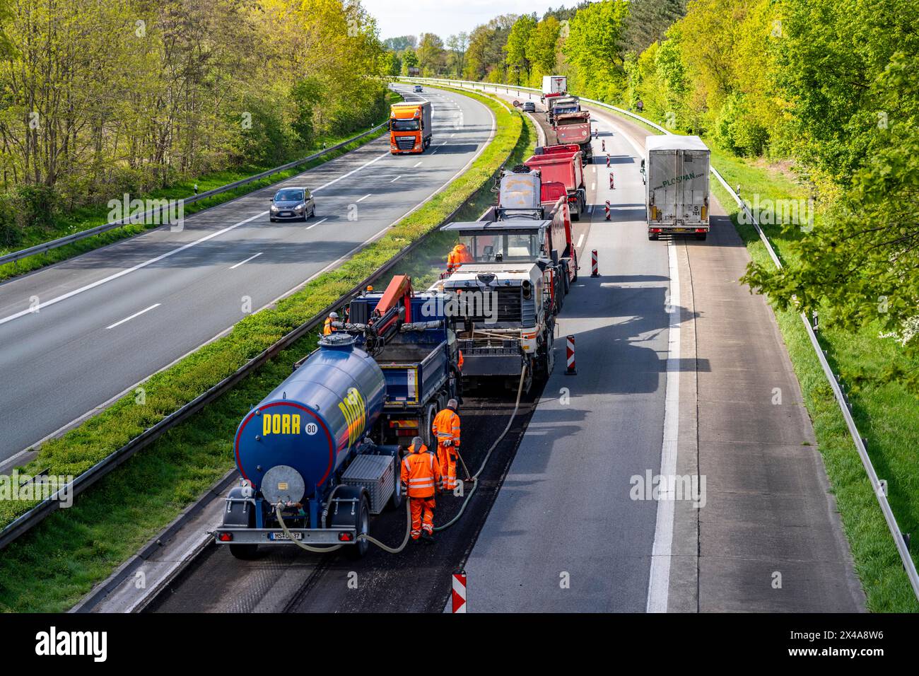 Chantier de construction d'autoroute sur l'A3 entre Hünxe et Emmerich, dans les deux sens, près de Rees, en broyant l'ancienne couche d'asphalte, la surface de la route wil Banque D'Images