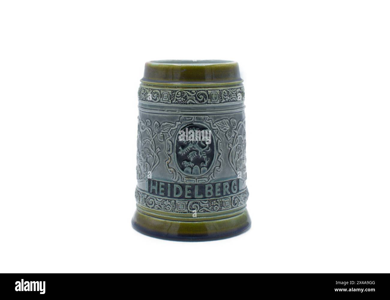 Vintage original King 2 bière Stein 303 W Heidelberg Allemagne bière Stein sans couvercle, vue numéro 2 isolé sur fond blanc. Couleur verte et noire Banque D'Images