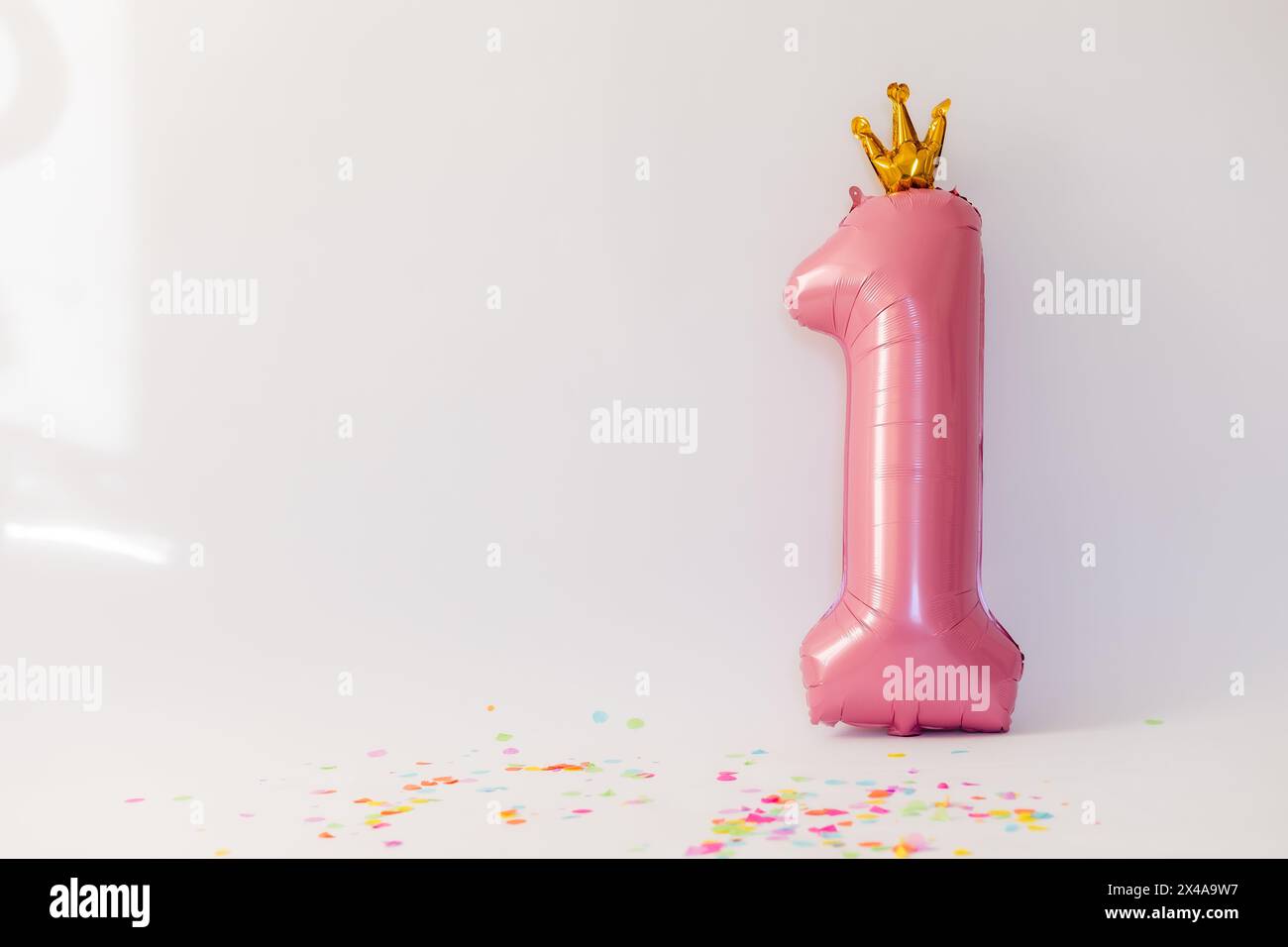 boule rose en forme de numéro un sur fond blanc Banque D'Images
