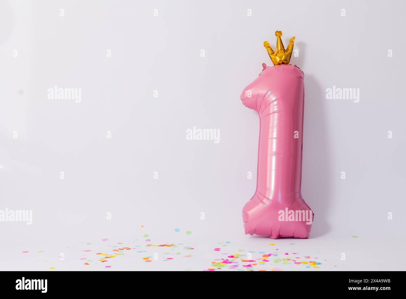 boule rose en forme de numéro un sur fond blanc Banque D'Images