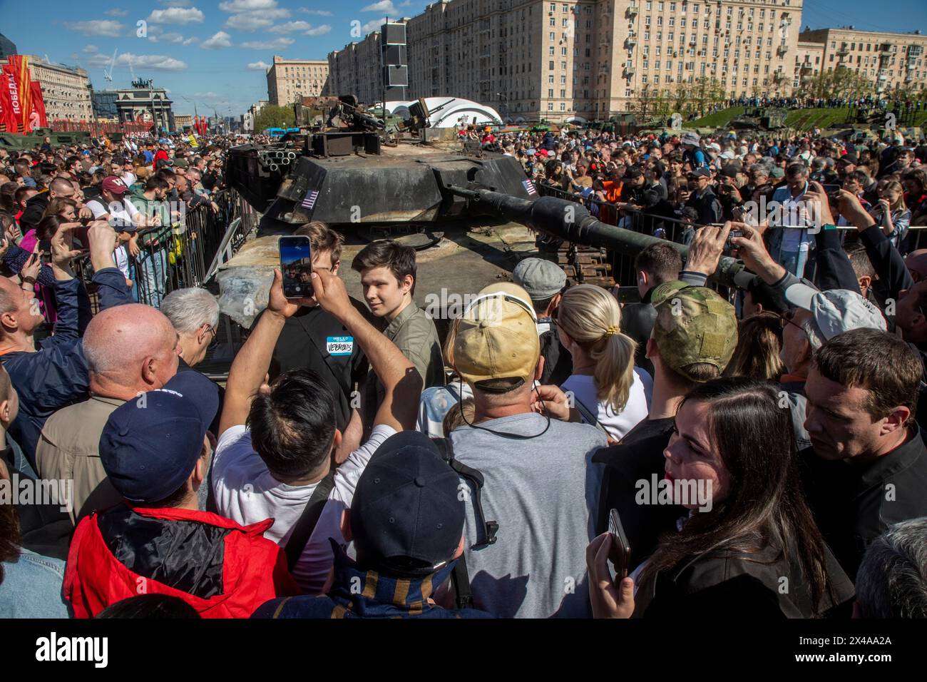 Moscou, Russie. 1er mai 2024. Les visiteurs regardent et prennent des photos d'un char américain M1A1 Abrams, au premier plan, frappé et capturé par les troupes russes lors de l'opération militaire spéciale en Ukraine qui est exposée à Moscou, en Russie. Une exposition de matériel militaire capturé par les forces de Kiev pendant les combats en Ukraine a ouvert dans la capitale russe. Crédit : Nikolay Vinokurov/Alamy Live News Banque D'Images