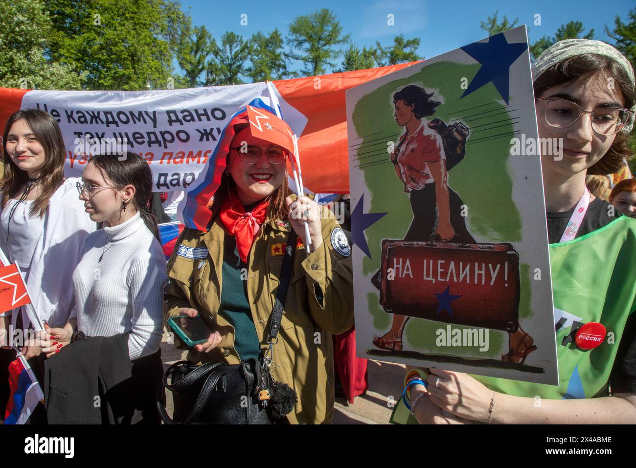 Moscou, Russie. 1er mai 2024. Les gens participent à une marche marquant la Journée internationale des travailleurs à l'exposition Russia Expo et au forum au centre d'exposition VDNKh à Moscou, en Russie. Crédit : Nikolay Vinokurov/Alamy Live News Banque D'Images