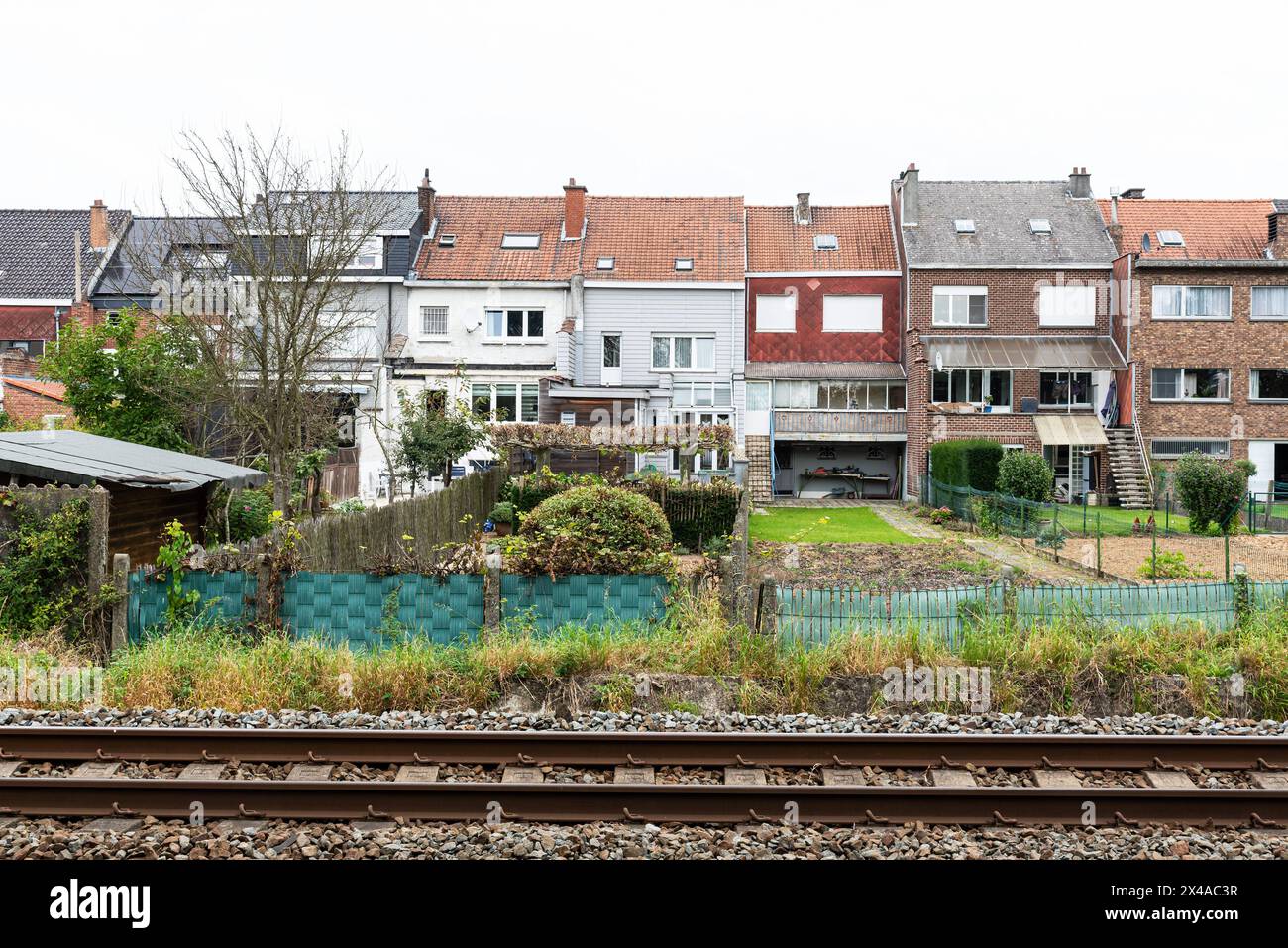 Asse, Brabant flamand, Belgique - 09 24 2021: Voies ferrées et cours de chemin de fer traditionnels Banque D'Images