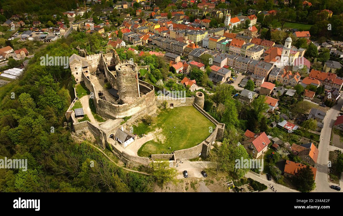Des images aériennes mettent en valeur l'architecture médiévale du château de Bolkow au milieu des paysages de basse-Silésie, en Pologne. Banque D'Images