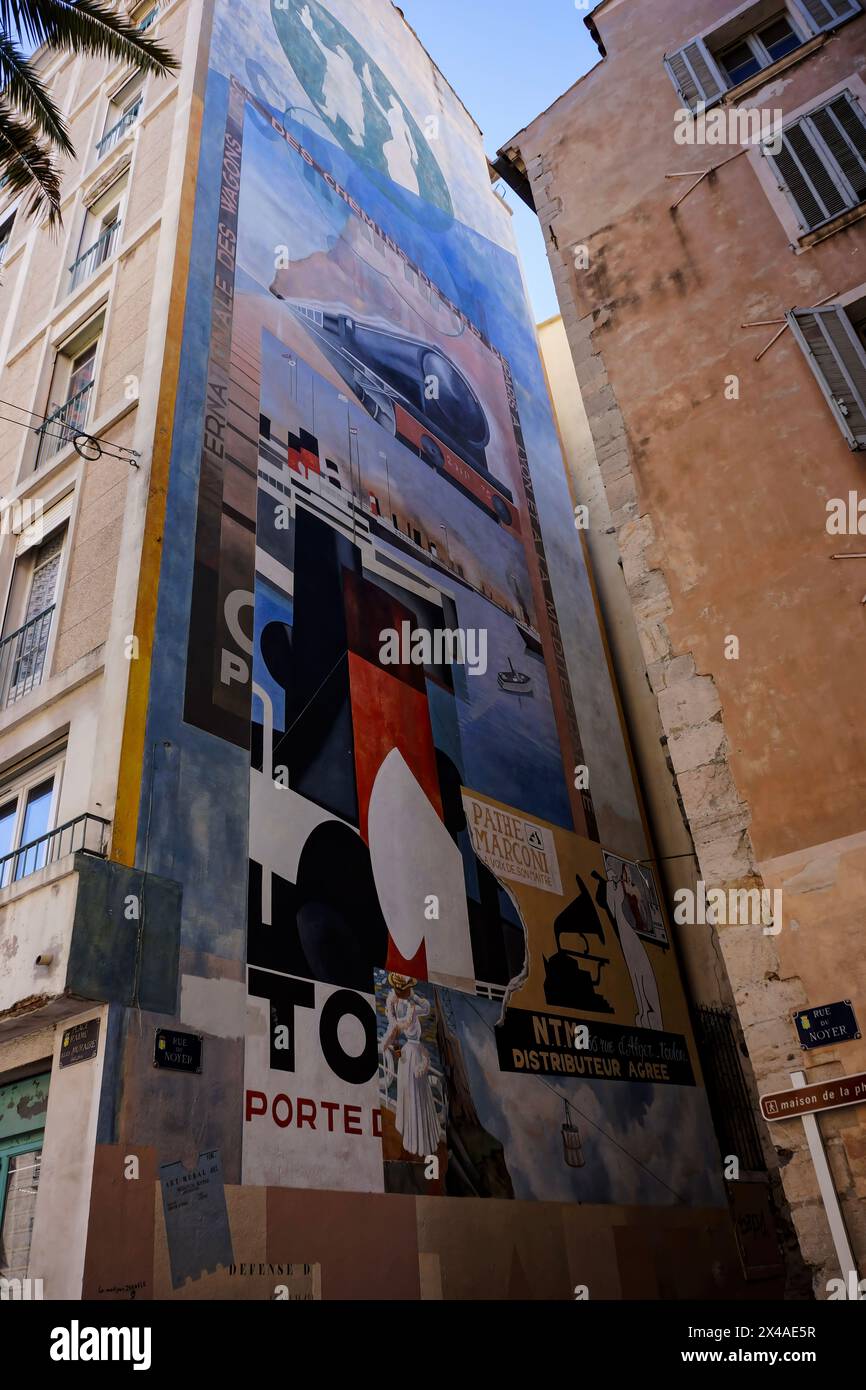 Publicité murale vintage dans le centre de Toulon France Banque D'Images