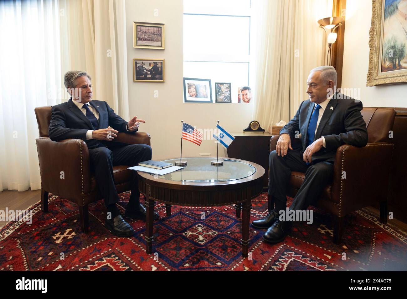 Jérusalem, Israël. 01 mai 2024. U. S Secrétaire d'Etat Antony Blinken, à gauche, lors d'une réunion bilatérale avec le premier ministre israélien Benjamin Netanyahu, à droite, pour discuter de la guerre contre le Hamas, le 1er mai 2024 à Jérusalem, Israël. Blinken travaille à un accord de cessez-le-feu et à éviter l'attaque prévue contre Rafah. Crédit : Chuck Kennedy/U. S State Department/Alamy Live News Banque D'Images