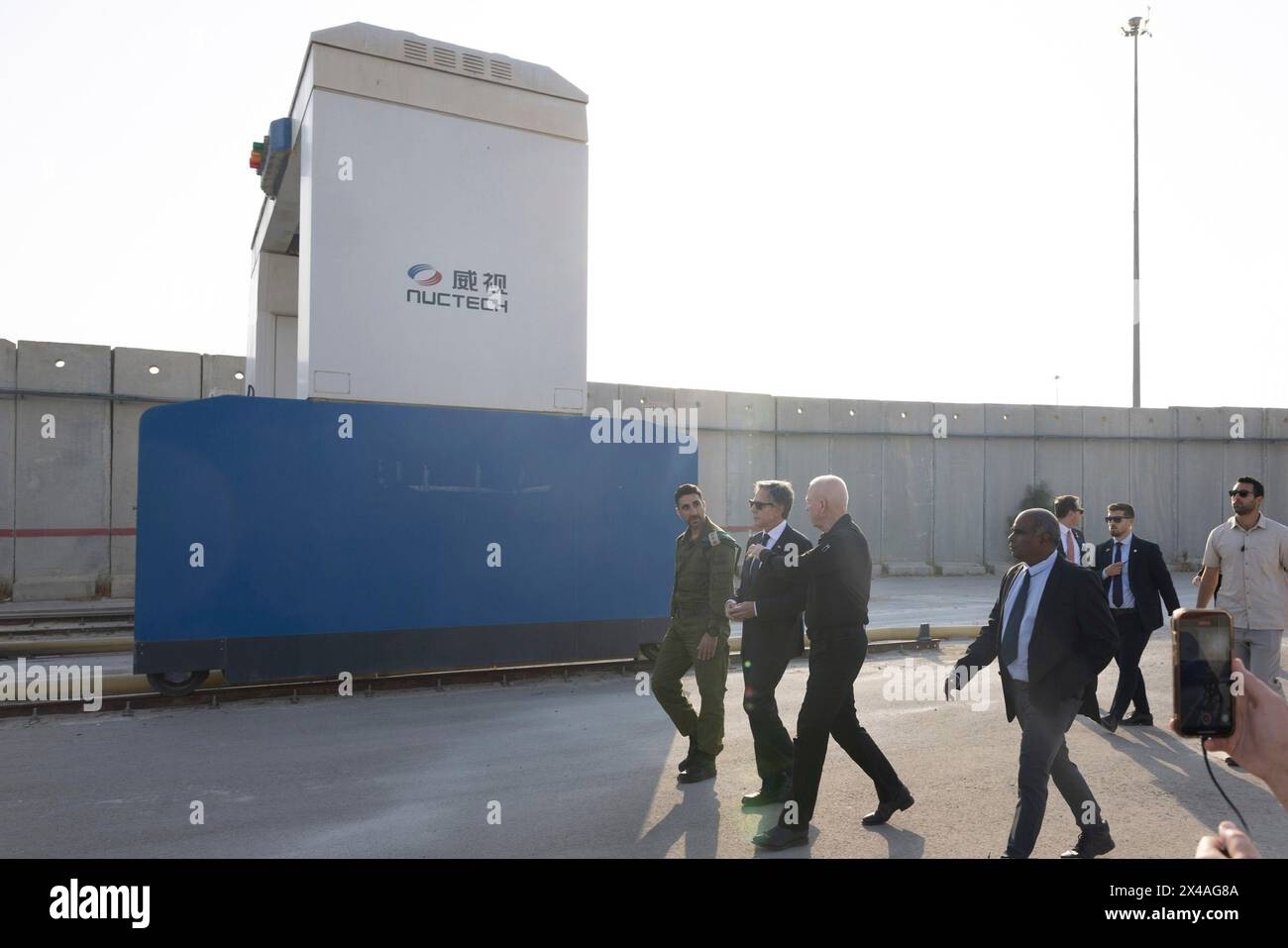 Kerem Shalom, Israël. 01 mai 2024. U. Le secrétaire d'État Antony Blinken, au centre, marche avec le ministre israélien de la Défense Yoav Gallant, à droite, lors d'une visite du poste frontière pour l'aide humanitaire à Gaza, le 1er mai 2024 à Kerem Shalom, Israël. Blinken travaille à un accord de cessez-le-feu et au retour des otages détenus par le Hamas. Crédit : Chuck Kennedy/U. S State Department/Alamy Live News Banque D'Images