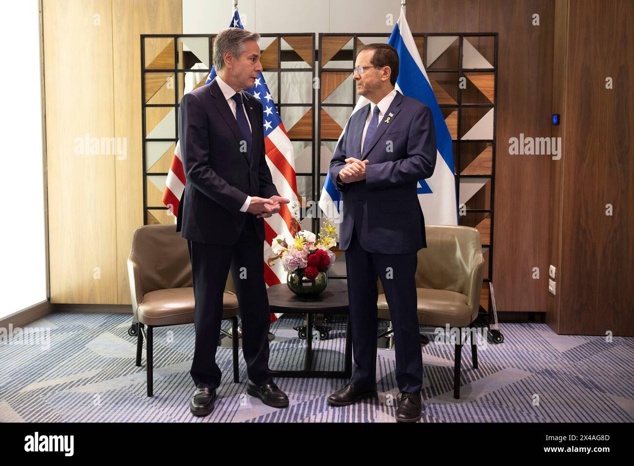 Tel Aviv, Israël. 01 mai 2024. U. Le secrétaire d’État Antony Blinken, à gauche, discute avec le président israélien Isaac Herzog, à droite, avant leur réunion bilatérale pour discuter de la guerre contre le Hamas, le 1er mai 2024 à tel Aviv, Israël. Blinken travaille à un accord de cessez-le-feu et à éviter l'attaque prévue contre Rafah. Crédit : Chuck Kennedy/U. S State Department/Alamy Live News Banque D'Images