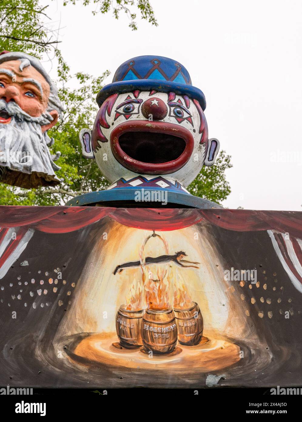 Géant ancien publicitaire Muffler Men et d'autres personnages en fibre de verre vivent dans une ferme rurale en Virginie. Banque D'Images