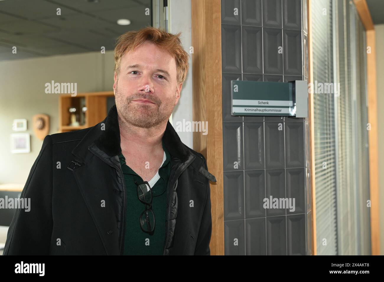 WDR Redakteur Götz Bolten, Programmbereich Kinofilm, Fernsehfilm und Serie posiert BEI einem Settermin BEI den Dreharbeiten zum Kölner Tatort Colonius. *** Le rédacteur en chef de WDR Götz Bolten, Cinéma, téléfilms et séries, pose pendant une date fixe sur le tournage de la scène de crime Colonius à Cologne Banque D'Images